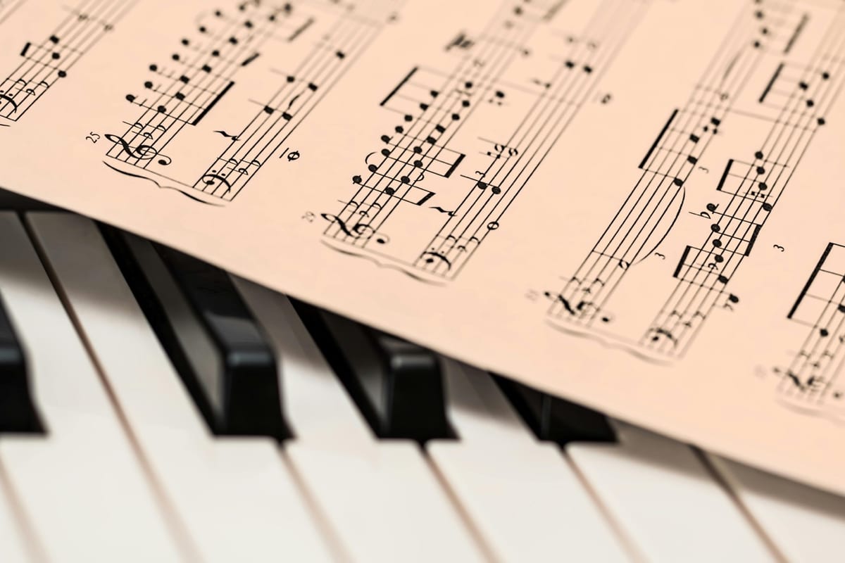 Nghệ sĩ piano biểu diễn trên sân khấu Ledutu