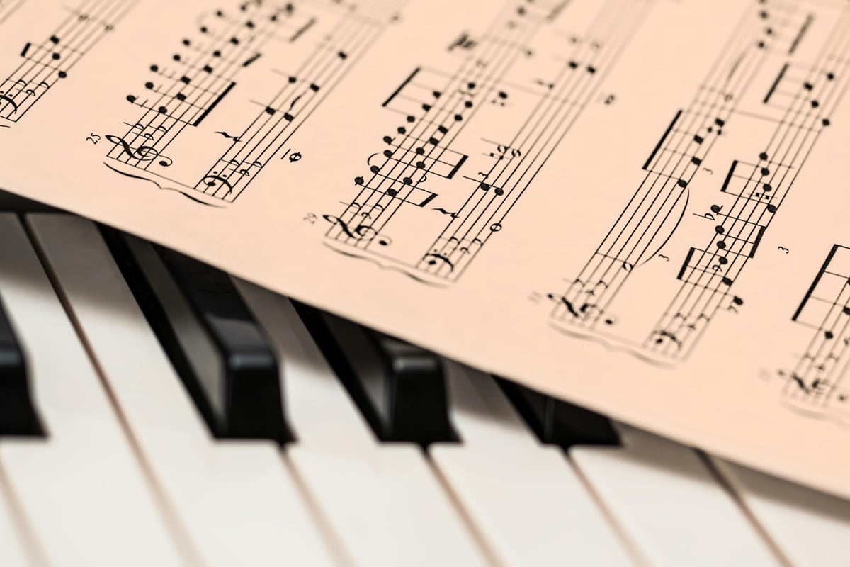 Nghệ sĩ piano biểu diễn trên sân khấu Ledutu